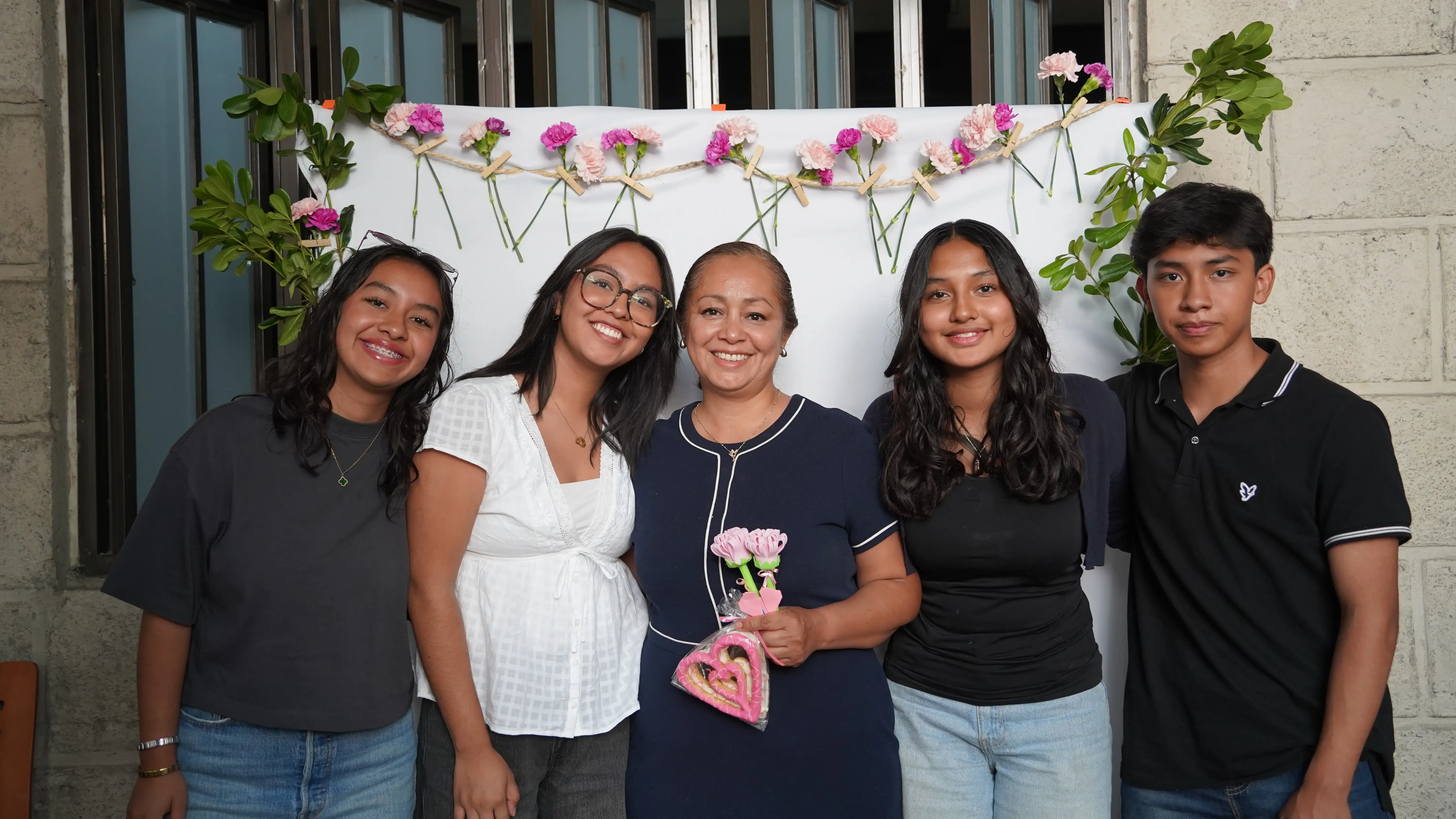 Familia posando junta en la comunidad ADQ.