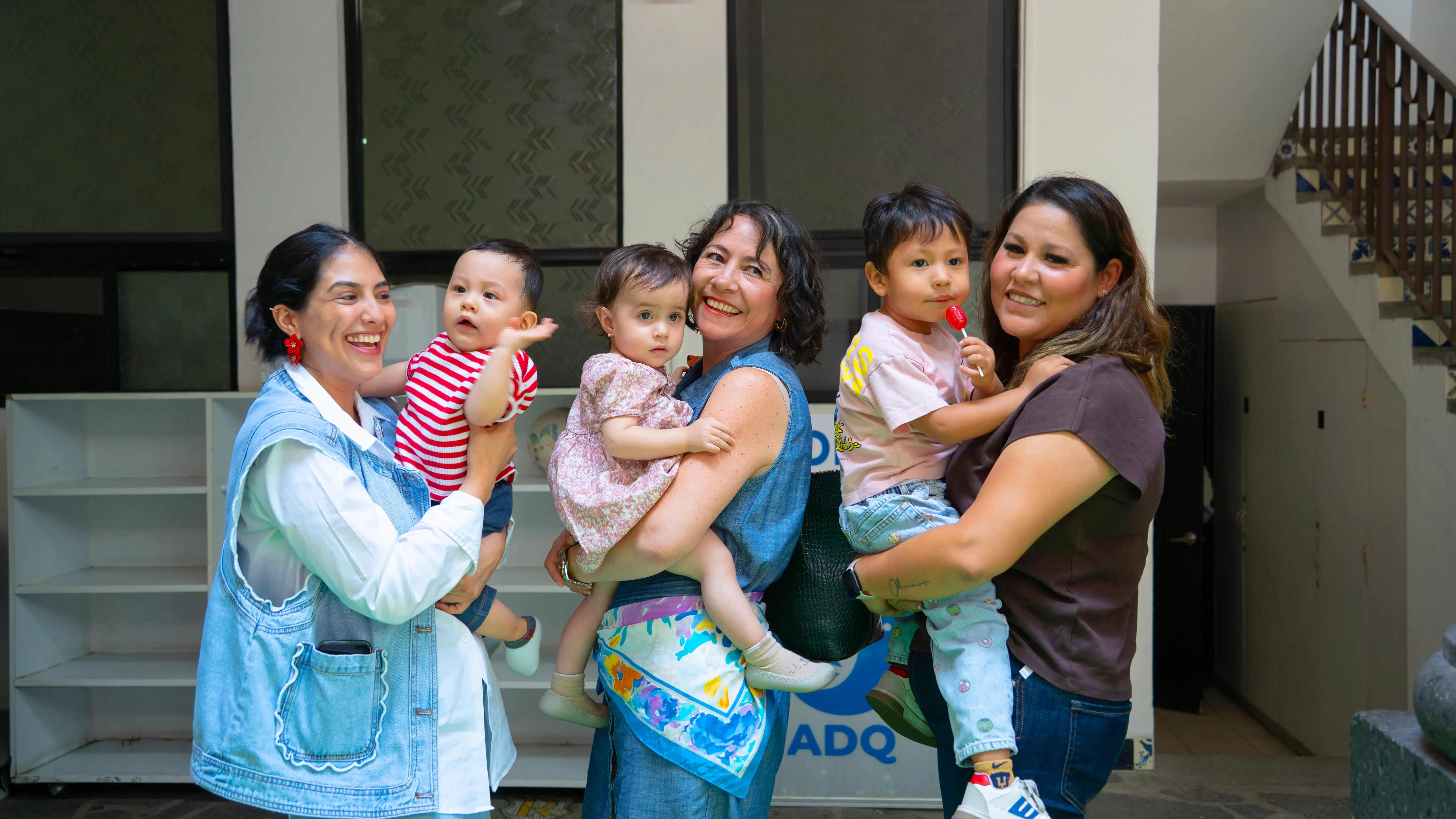 Familias conviviendo en las instalaciones de ADQ.