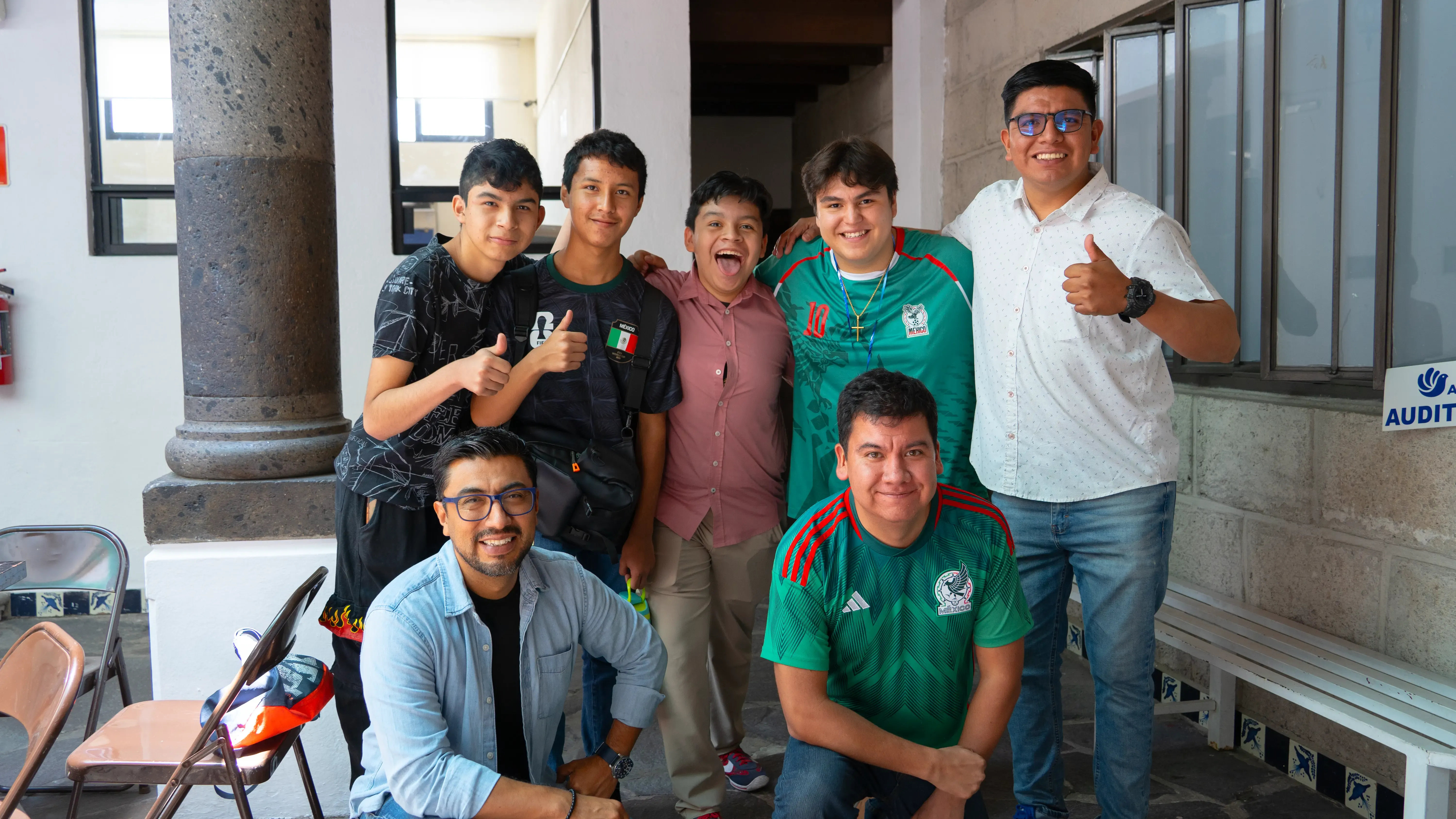 Grupo de jóvenes y adultos compartiendo juntos.